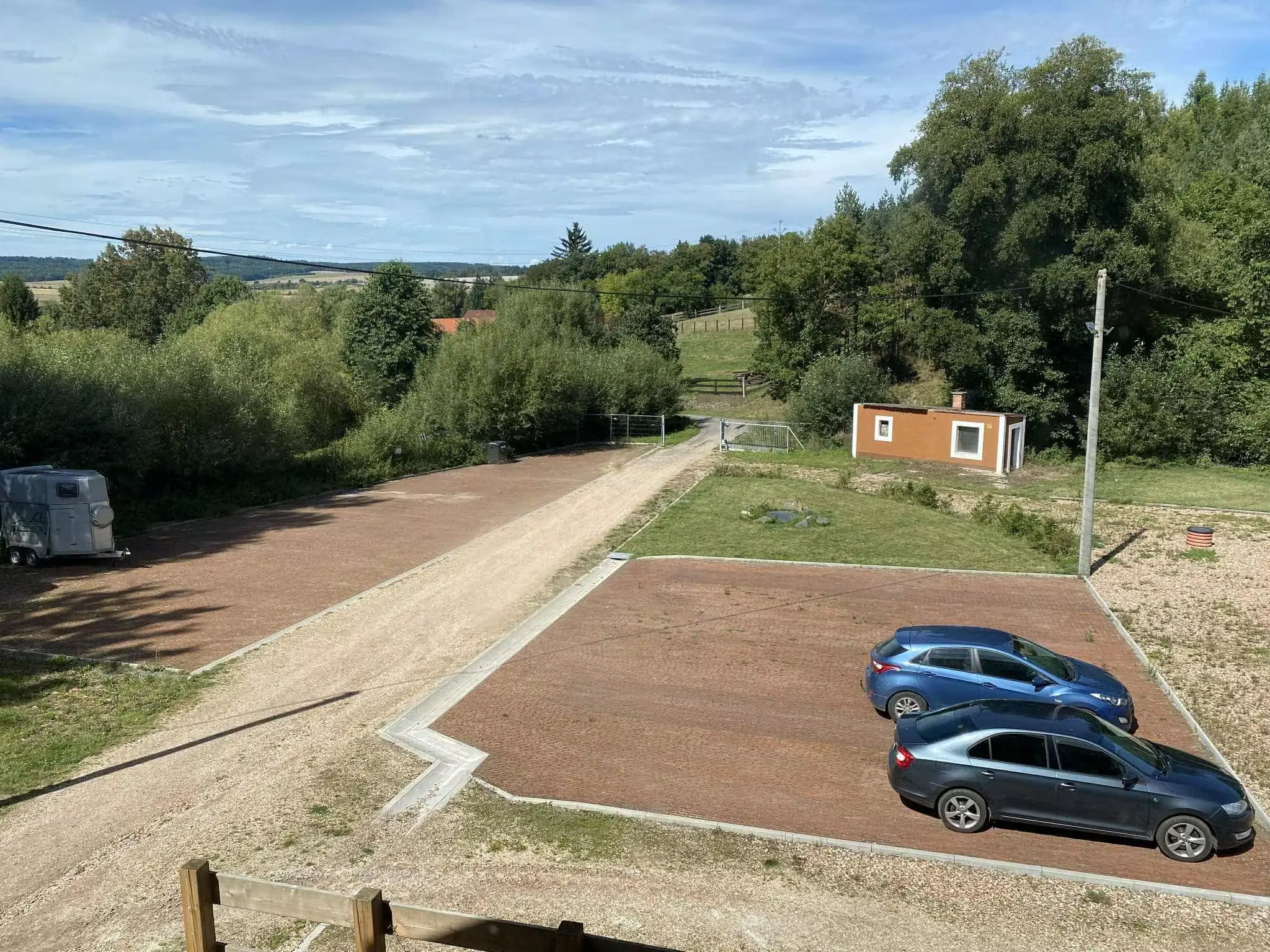 Venkovní parkoviště statku Nezdice
