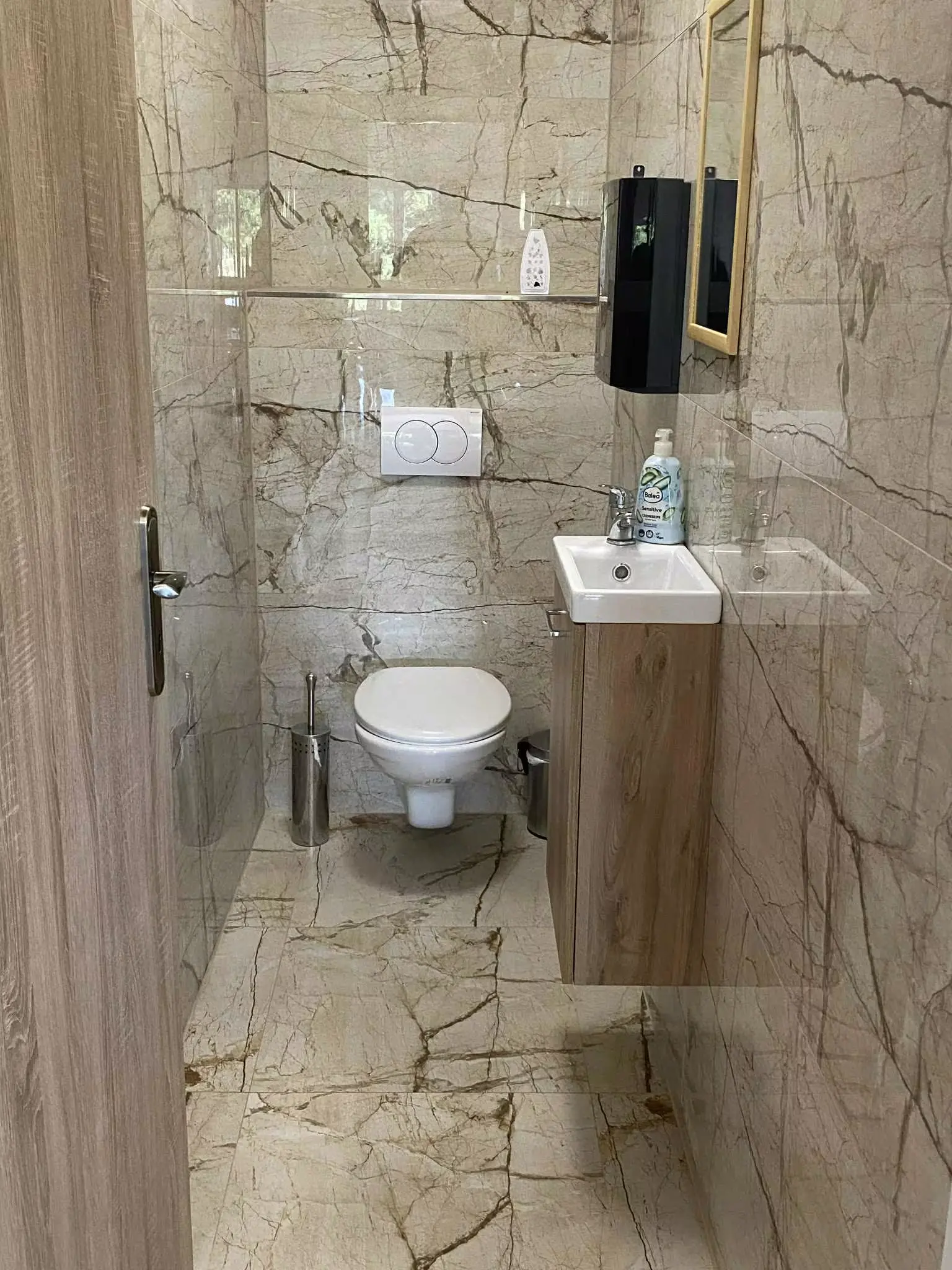 Moderní toaleta ve světle hnědém mramoru
