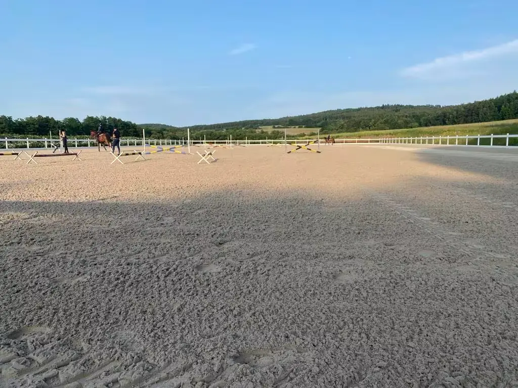 Kolbiště s překážkami pro parkur koní nebo drezuru